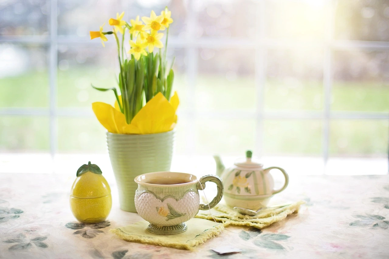 daffodils, tea, tea time