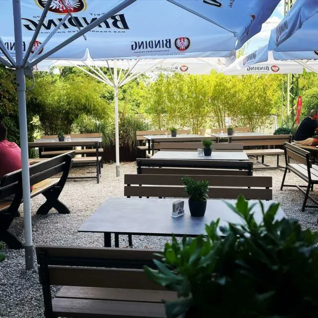 Unsere Terrasse lädt ein für gesellige Abende, ein gemütliches Mittagessen oder auch bei Kaffee und Kuchen die Sonne zu genießen. Kommt vorbei und lasst euch bei uns mit Speis und Trank in schöner Atmosphäre verwöhnen!
 
Unsere Öffnungszeiten: 
Di-Fr 15 - 22 Uhr 
Sa 12 - 22 Uhr
So 12 - 21 Uhr 
(Die Küche schließt jeweils 30 min vorher) 

#fechemerbootshaus #fechenheim #bootshaus #ammain #restaurant #sommerterrasse
